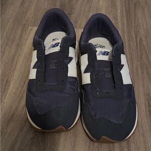 New Balance 237 boys size 5 navy
